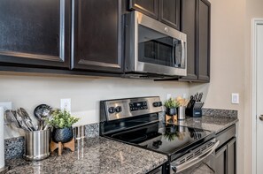 Fridge, microwave, oven, stovetop - Luxury Hideaway in Sunshine State (Riverview)