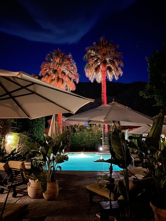 2 outdoor pools