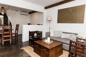 Phòng Suite | Khu phòng khách | Smart TV 42-inch có truyền hình kỹ thuật số, Netflix, dịch vụ stream 