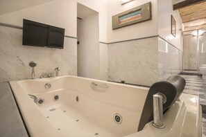 Shower, hair dryer, bidet, towels