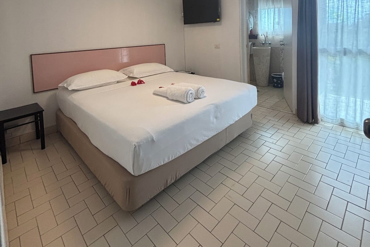 Chambre Double Sénior, terrasse | Bureau, espace de travail pour ordinateur portable, Wi-Fi gratuit