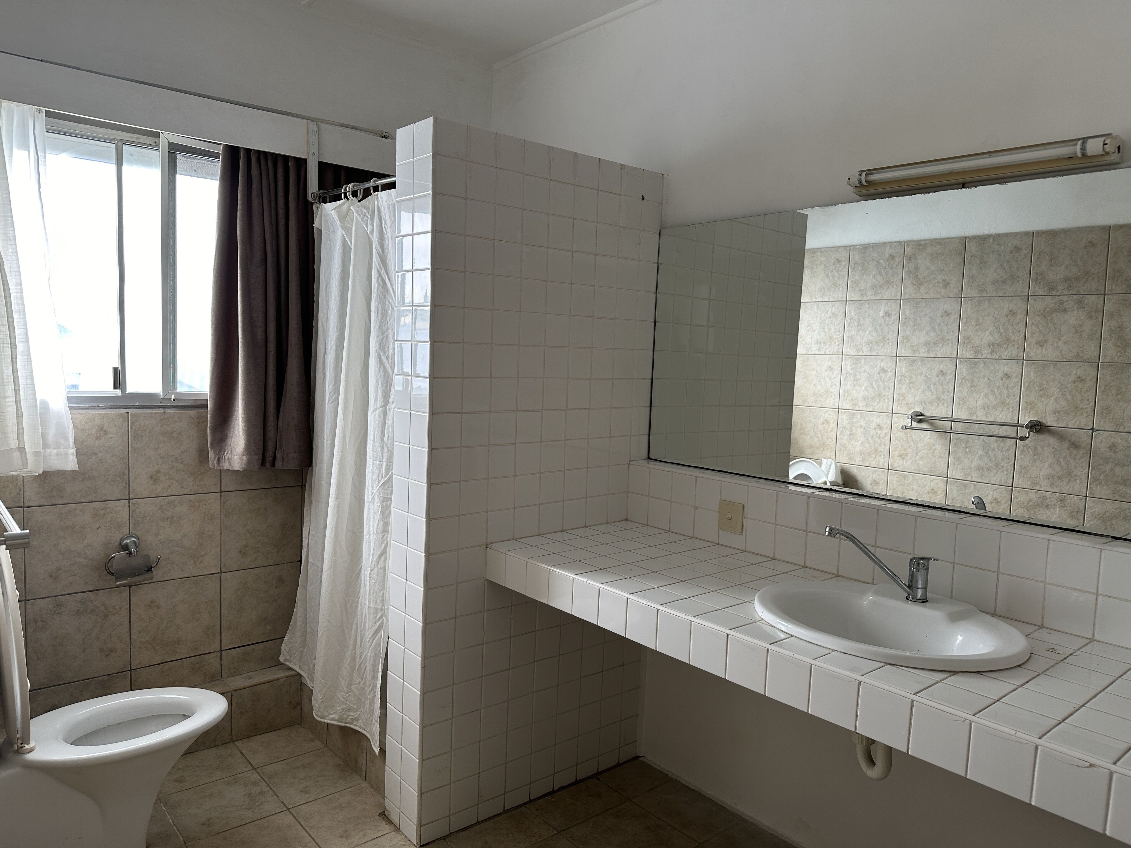 family suite | bathroom | shower, hydromassage showerhead, free toiletries, hair dryer