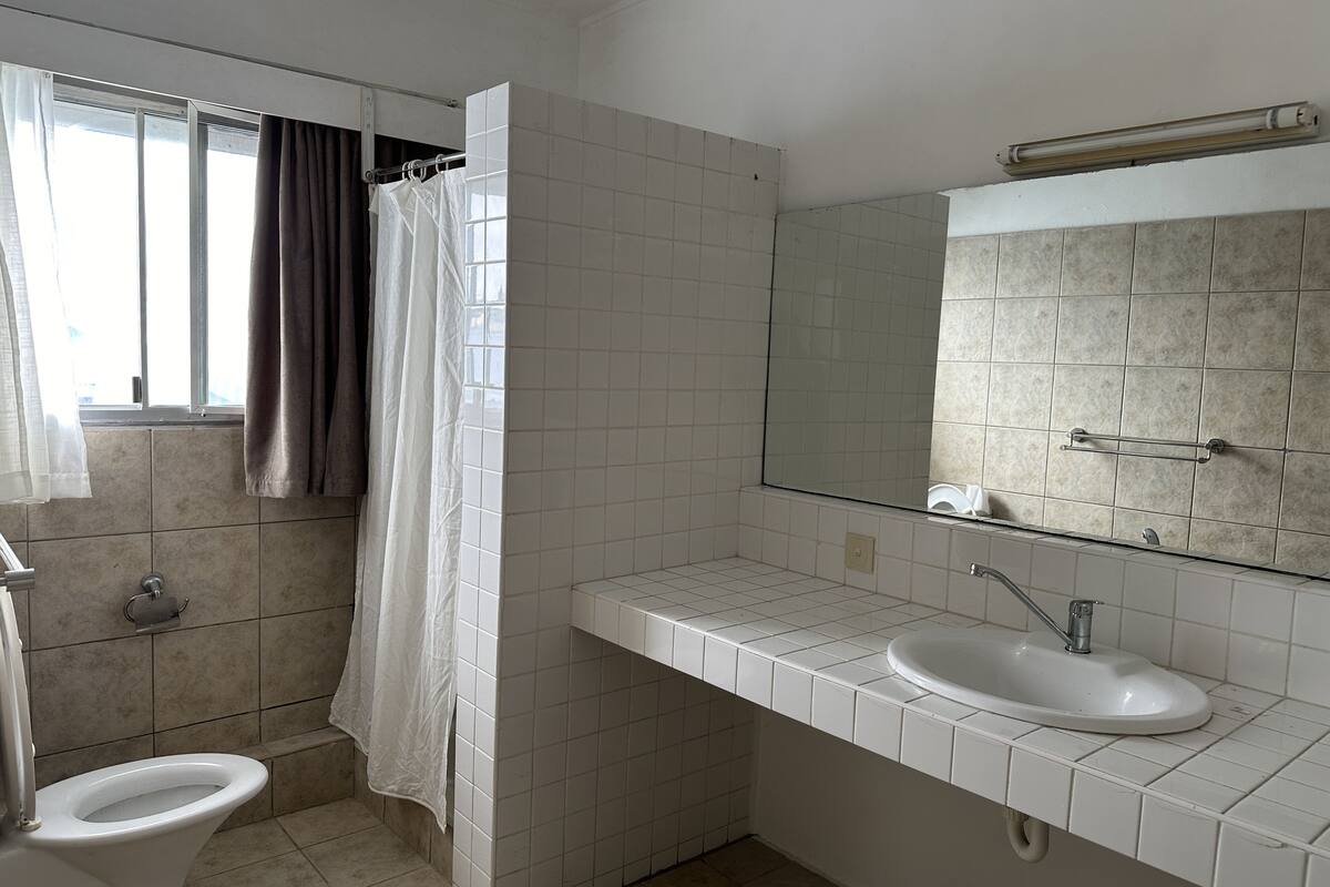 family suite | bathroom | shower, hydromassage showerhead, free toiletries, hair dryer