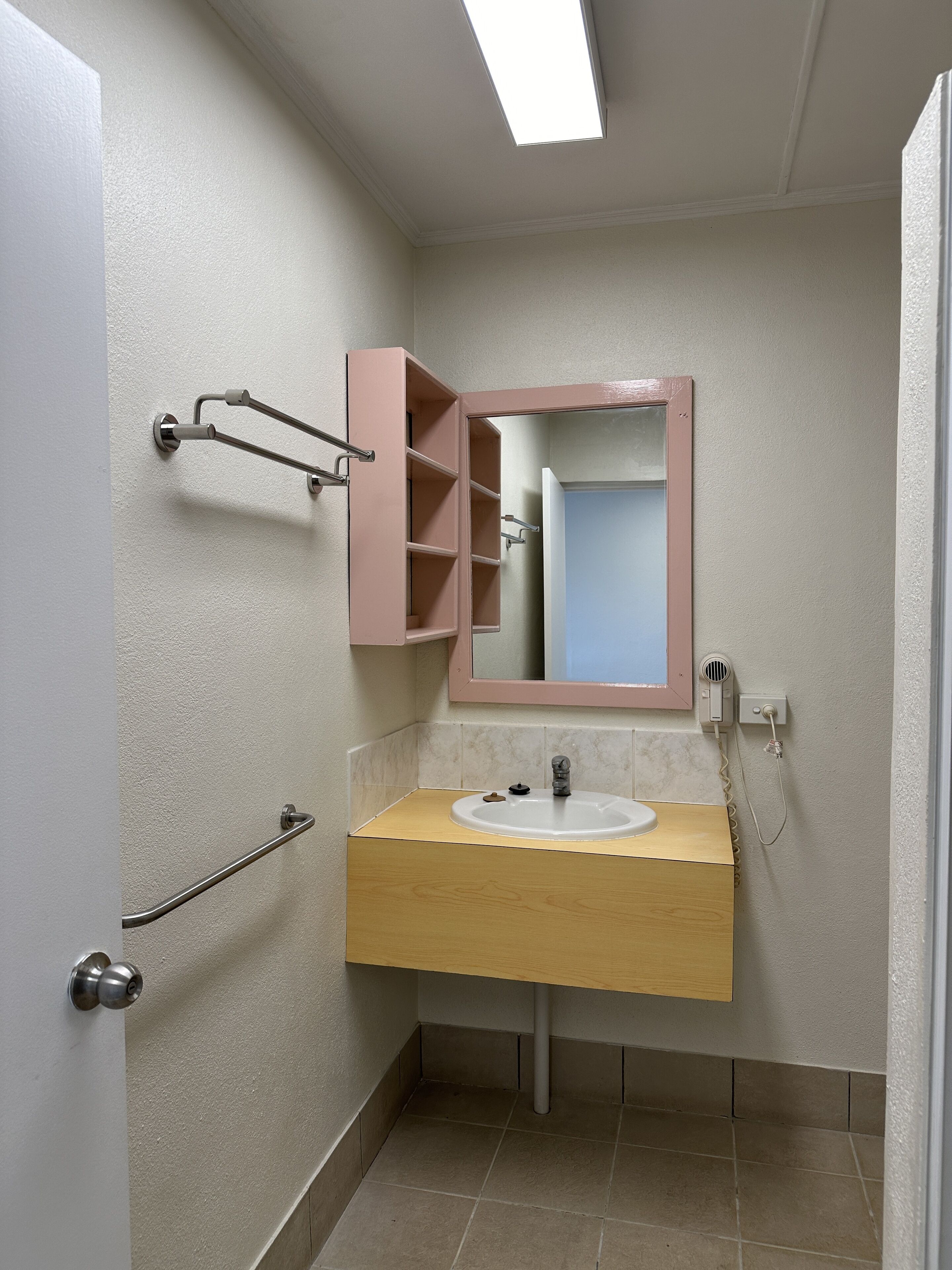 panoramic studio suite | bathroom | shower, hydromassage showerhead, free toiletries, hair dryer