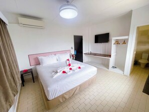 Deluxe tweepersoonskamer | Een bureau, een laptopwerkplek, gratis wifi, beddengoed