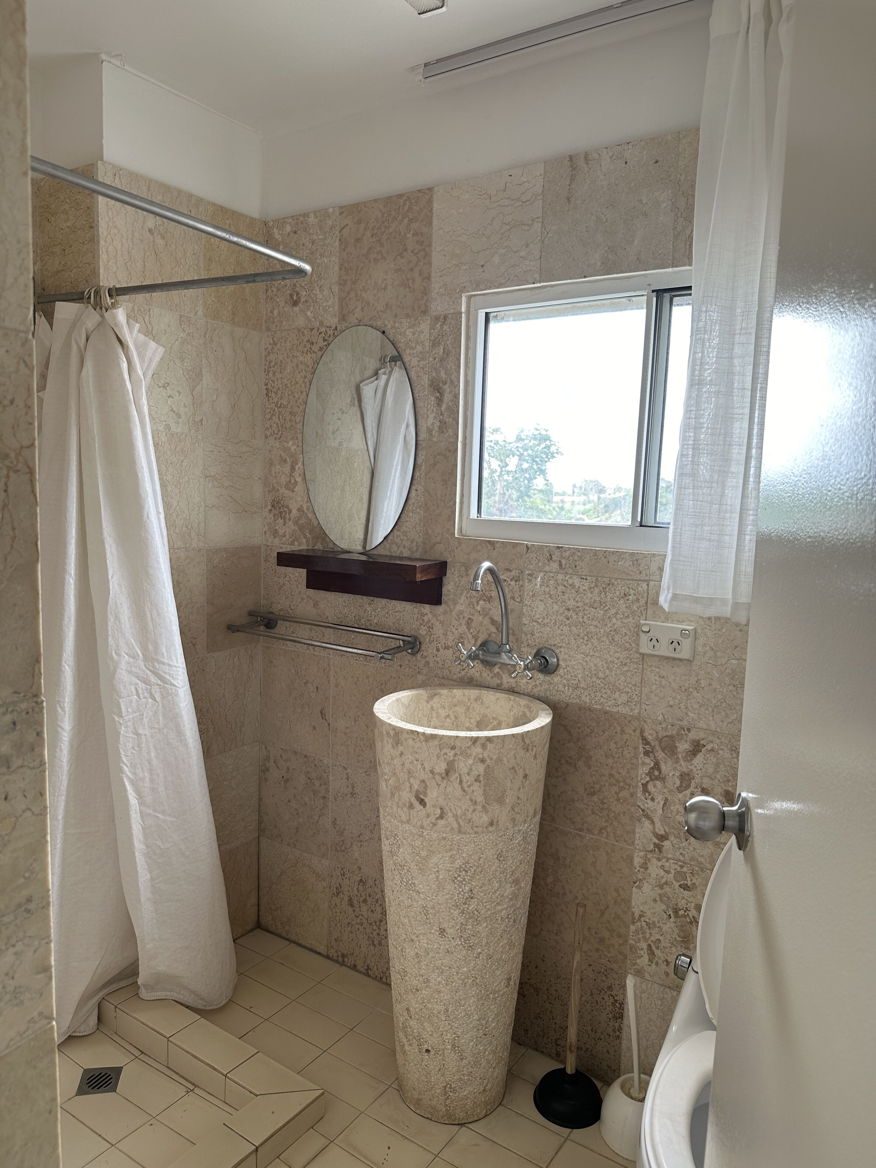 shower, hydromassage showerhead, free toiletries, hair dryer