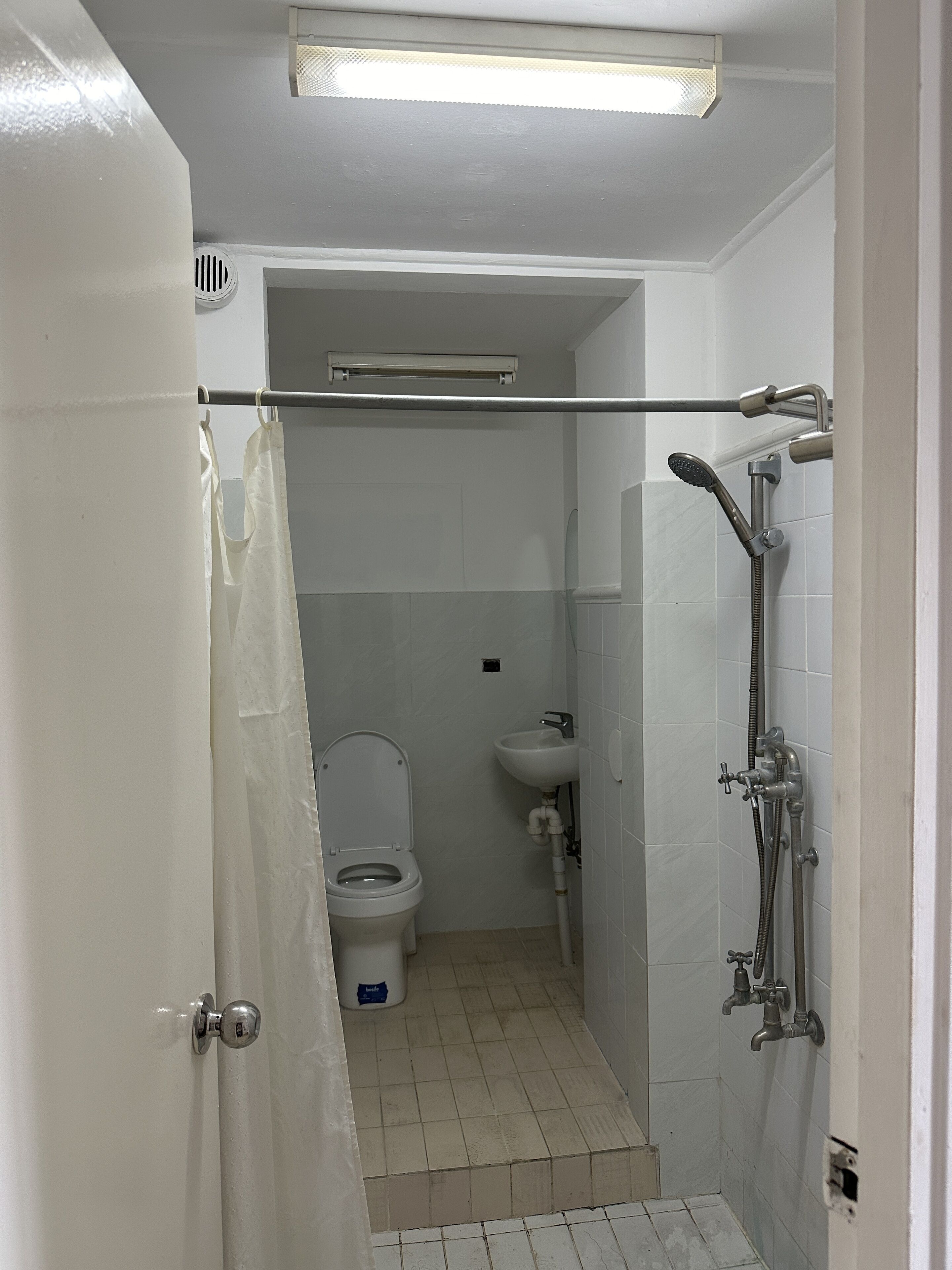 comfort single room | bathroom | shower, hydromassage showerhead, free toiletries, hair dryer