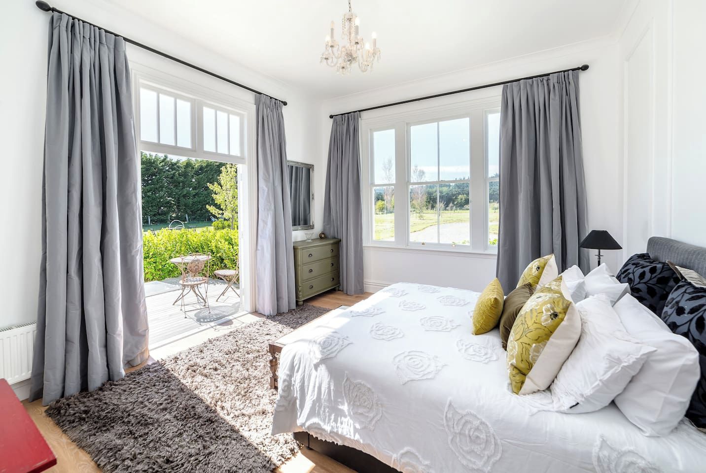 4 bedrooms, iron/ironing board, WiFi (free), bed sheets