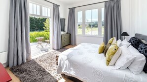 4 bedrooms, iron/ironing board, WiFi (free), bed sheets - The White House, Martinborough (Martinborough)