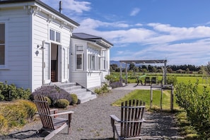 Unclassified image, 3 of 34, button - The White House, Martinborough (Martinborough)
