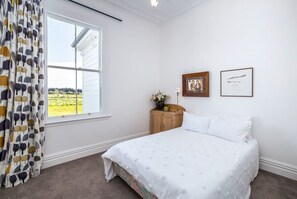 4 bedrooms, iron/ironing board, free WiFi, bed sheets