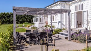 Outdoor dining - The White House, Martinborough (Martinborough)