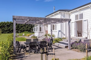 Unclassified image, 2 of 34, button - The White House, Martinborough (Martinborough)