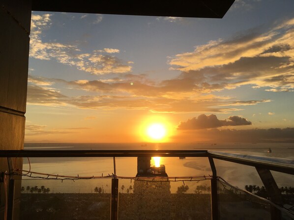 Property grounds - Luxury King 5BR 4BA Condo w/ 2 Balconies, Ocean View, Pool, Netflix (Manila)