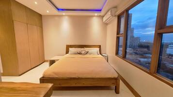 5 bedrooms, in-room safe, desk, iron/ironing board