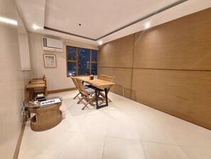 Dining - Manila BayView Rental-Luxury 5BR 4BA Condo w/ 2 Balconies,  Ocean View, Pool (Manila)