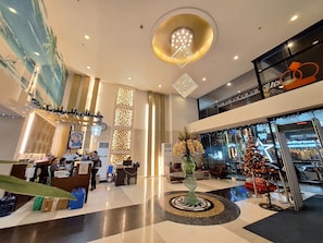 Lobby - Luxury King 5BR 4BA Condo w/ 2 Balconies, Ocean View, Pool, Netflix (Manila)