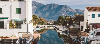 405-Beautiful house on the canal with mooring for rent with parking and wifi in Empuriabrava