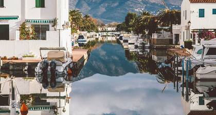 405-Belle maison sur le canal avec amarre Ă louer avec parking et wifi Ă Empuriabrava