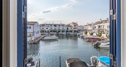 405-Beautiful house on the canal with private mooring for rent with parking and wifi in Empuriabrava