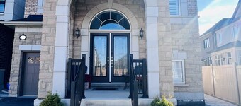 Luxury Oakville Home, Cozy, Hot Tub, Gas Fireplace, 4 Bedrooms, 3.5 Baths