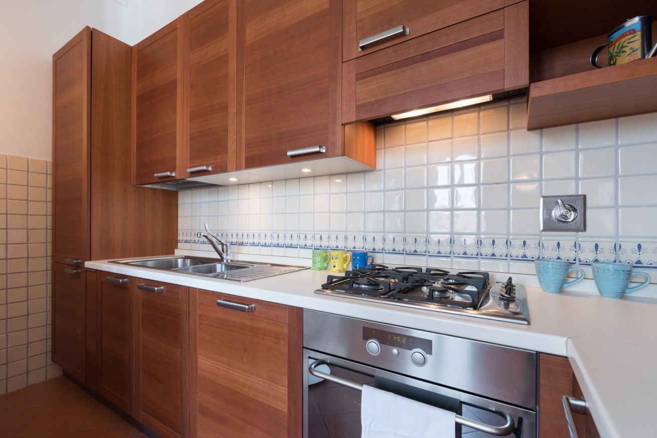 Kühlschrank, Ofen, Herdplatte, Wasserkocher mit Kaffee-/Teezubehör