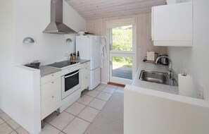 Fridge, stovetop, dishwasher - Amazing home in Samsø with kitchen (Samsø)