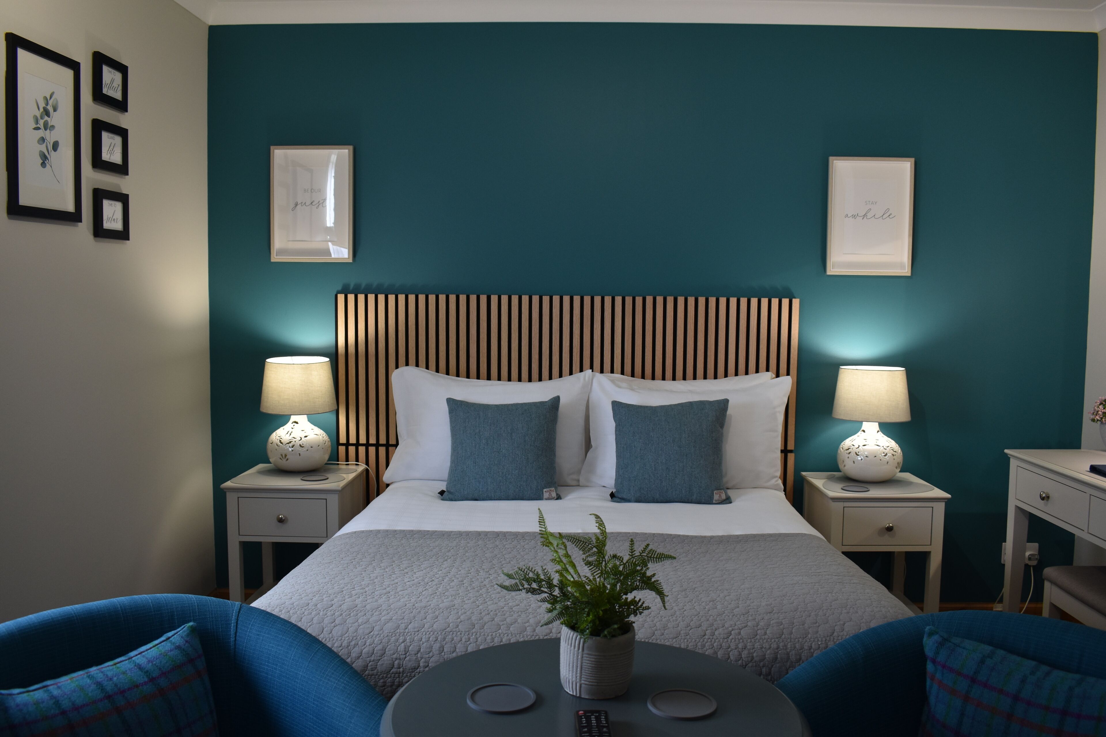 Cortinas opacas, tabla de planchar con plancha, wifi y ropa de cama