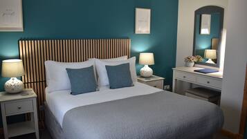 Cortinas opacas, tabla de planchar con plancha, wifi y ropa de cama