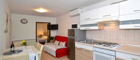 Fridge, microwave, oven, coffee/tea maker