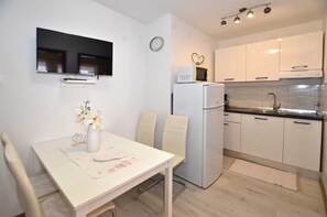 Refrigerador, cafetera y tetera, utensilios de cocina y comedor 