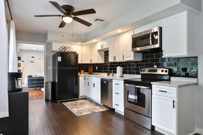Private kitchen - The Palmer: elegance, style, cleanliness & comfortability! (Easton)