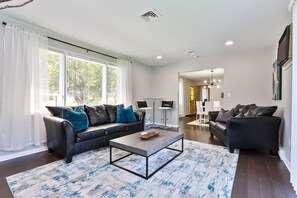 Living area - The Palmer: elegance, style, cleanliness & comfortability! (Easton)