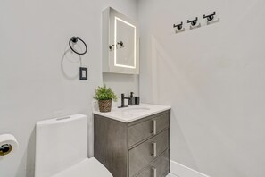 Een douche, een haardroger, handdoeken, zeep