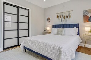 3 chambres, bureau, fer et planche à repasser, lit parapluie