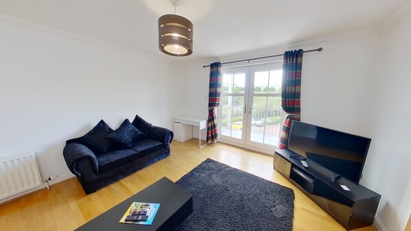Apartment, 2 Bedrooms | Desk - Orange Apartments - 150e Rusbislaw Mansions (Aberdeen)