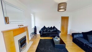 Desk - Orange Apartments - 150e Rusbislaw Mansions (Aberdeen)