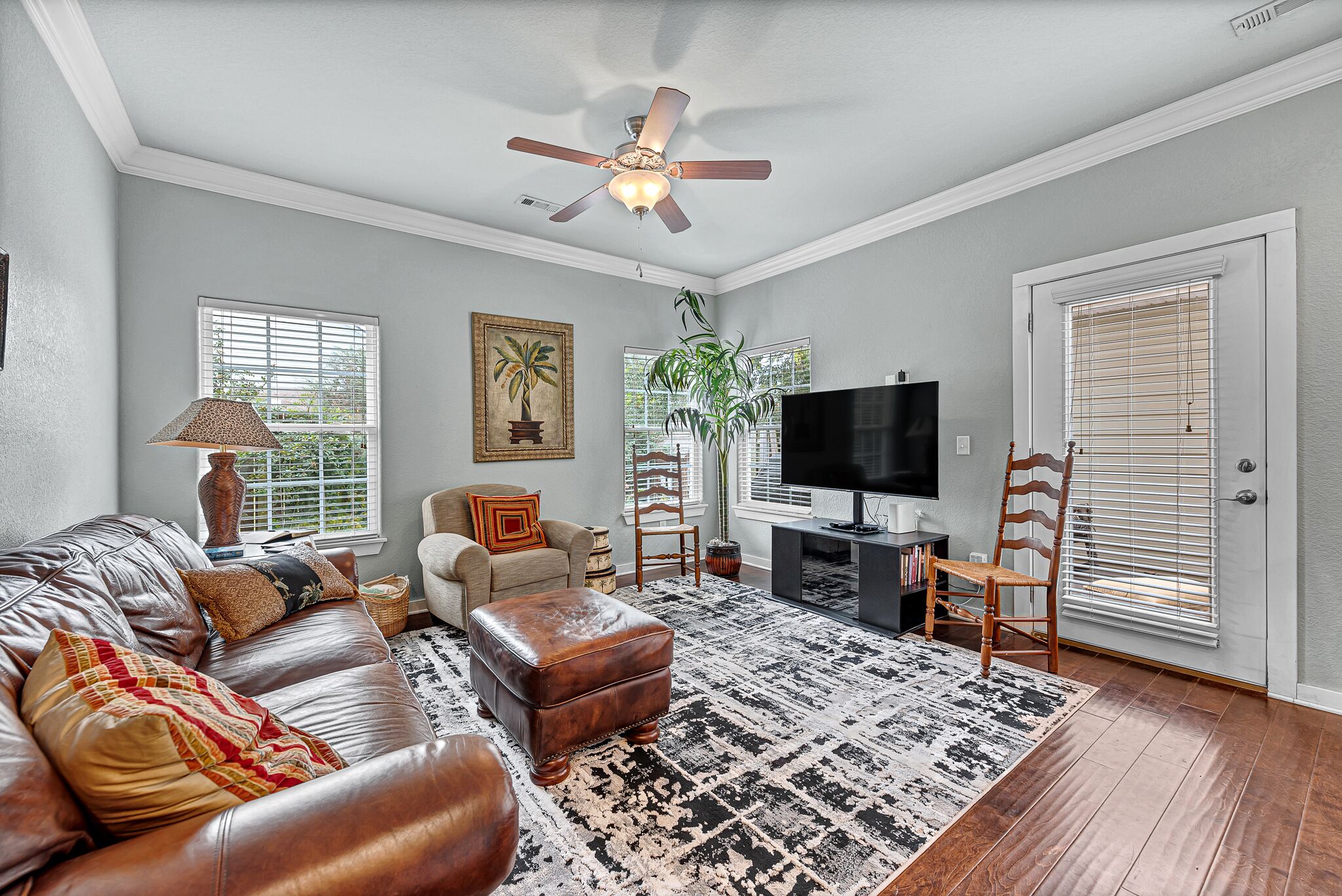 Een smart-tv en boeken