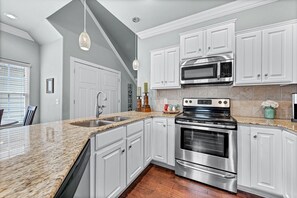 Een koelkast, een microgolfoven, een oven, een kookplaat