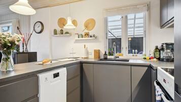 Køleskab, kogeplade, opvaskemaskine, kaffe-/temaskine