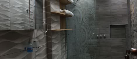 Secadora de cabello, toallas, jabón, papel de baño