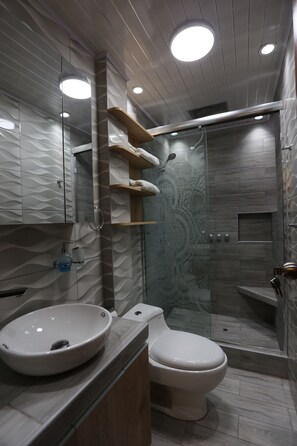 Haartrockner, Handtücher, Seife, Toilettenpapier