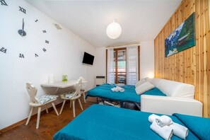 1 dormitorio, tabla de planchar con plancha, Internet y ropa de cama
