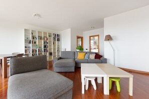 TV - GuestHost - Milan-Rubattino Comfy APT - with 2 Terrace (Milano)