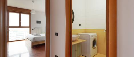 2 bedrooms, iron/ironing board, Internet, bed sheets