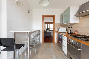 Microonde, forno, piano cottura, lavastoviglie