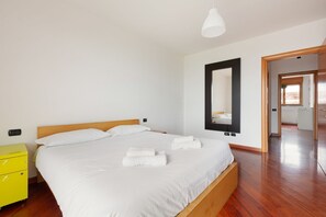 2 habitaciones, tabla de planchar con plancha, internet y ropa de cama