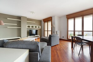 TV - GuestHost - Milan-Rubattino Comfy APT - with 2 Terrace (Milano)