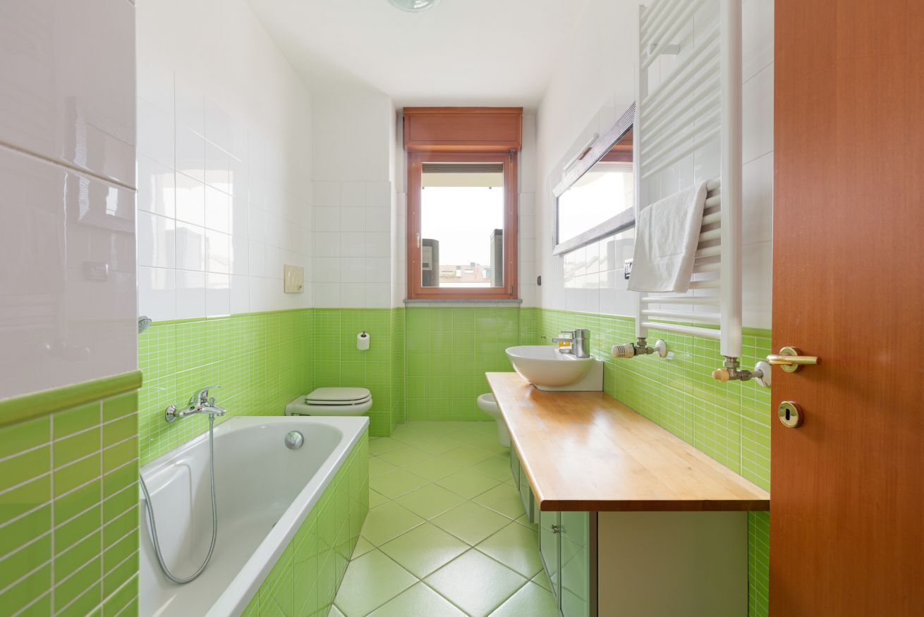 Regadera, secadora de cabello, bidet, toallas 