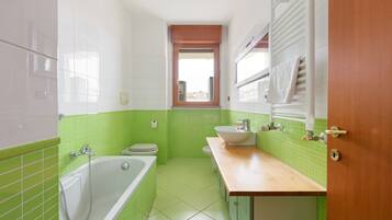 Regadera, secadora de cabello, bidet, toallas
